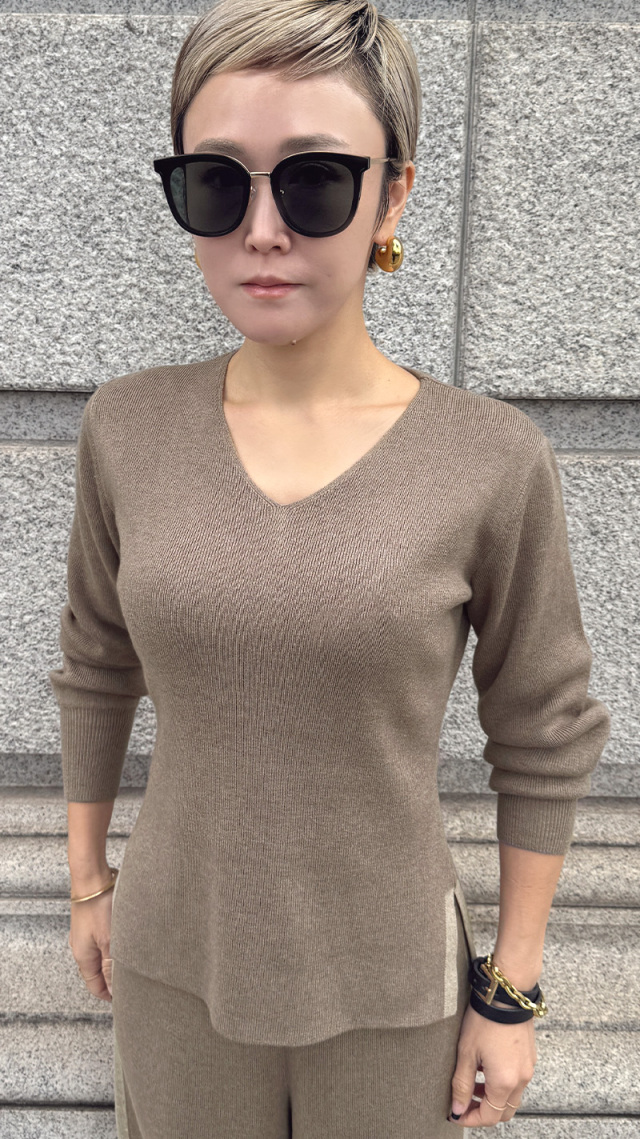 Vネックウールニット