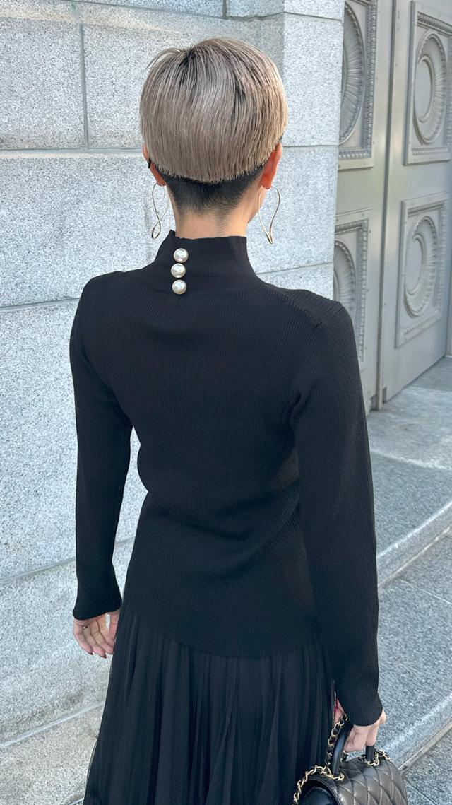 大粒パールタートルニット