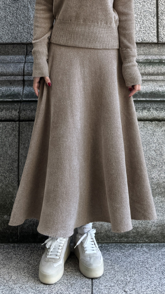 もちふわとろけるニットスカート