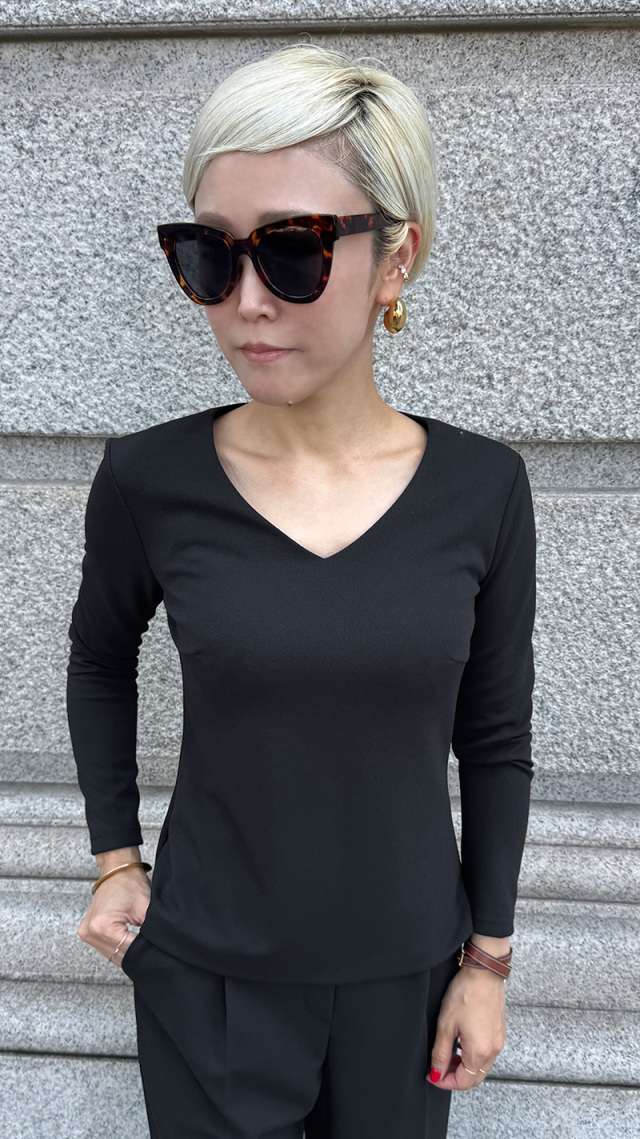 日本製美バストラインVネックカットソー