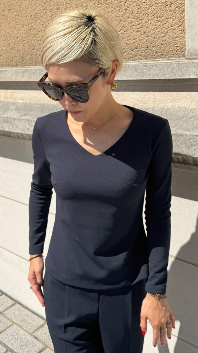 日本製美バストラインVネックカットソー